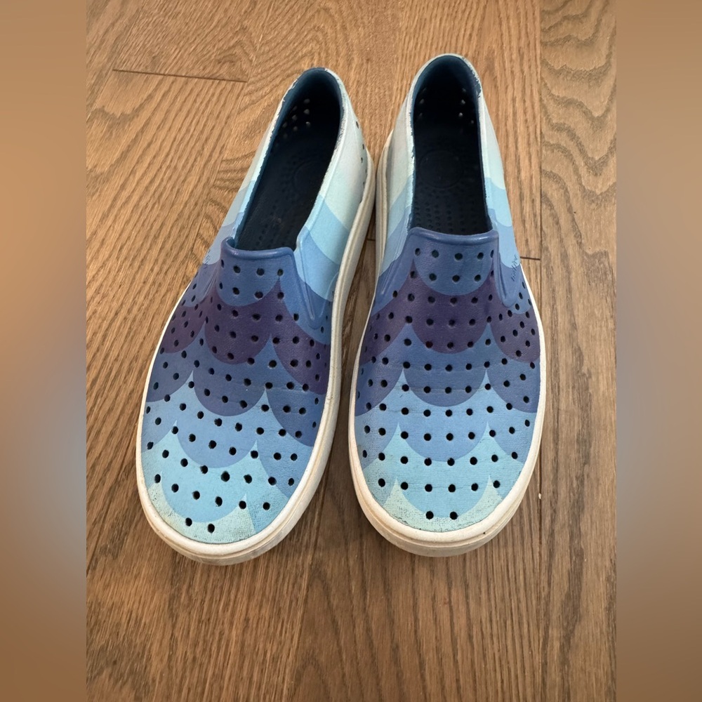 Native Shoes boys/Men's/womens Slip-On Gradient Blue Wave slip one